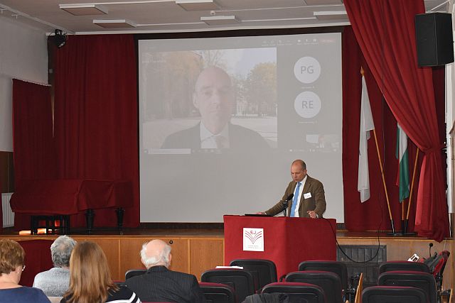 Dr. Paul Drijvers online előadása.