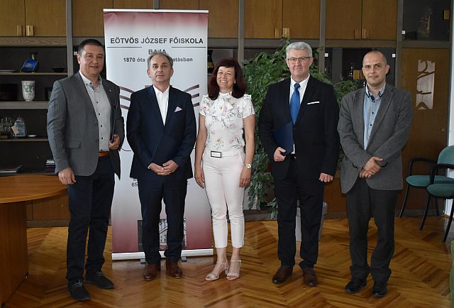 A főiskola konzisztóriumának tagjai dr. Szilágyiné dr. Szinger Ibolya rektor és dr. Paska Mihály kancellár társaságában.