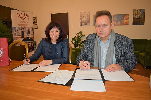 Dr. Szilágyiné dr. Szinger Ibolya rektor és dr. Kónya Péter rektor.