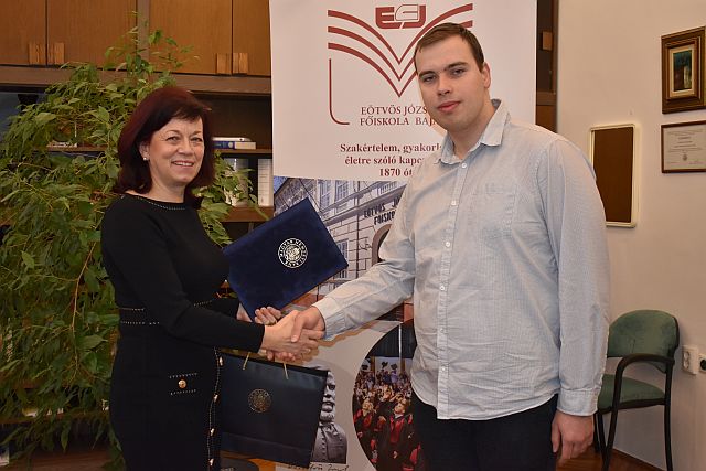 Dr. Szilágyiné dr. Szinger Ibolya rektor adta át az oklevelet a közgazdászhallgatónak.