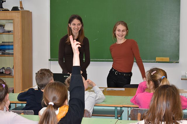 Tanító szakos hallgatóink a kisdiákokkal.