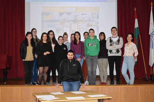 A workshop résztvevői, mögöttük a fanzin.