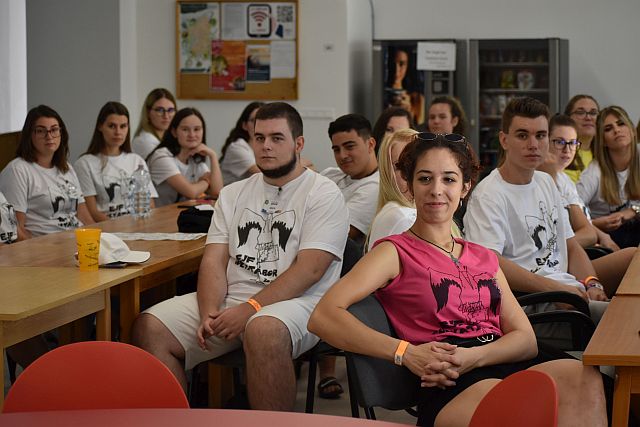 A gólyák megismerkedtek a főiskolával.