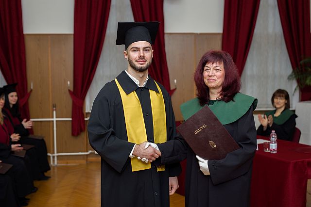 Diploma átadása.