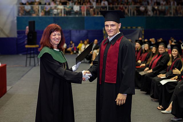 Diploma átadása.