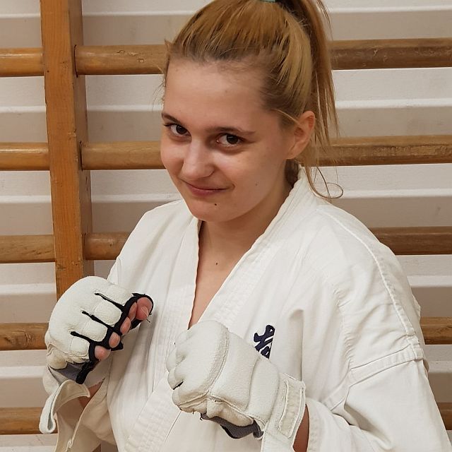 Szerény Csenge