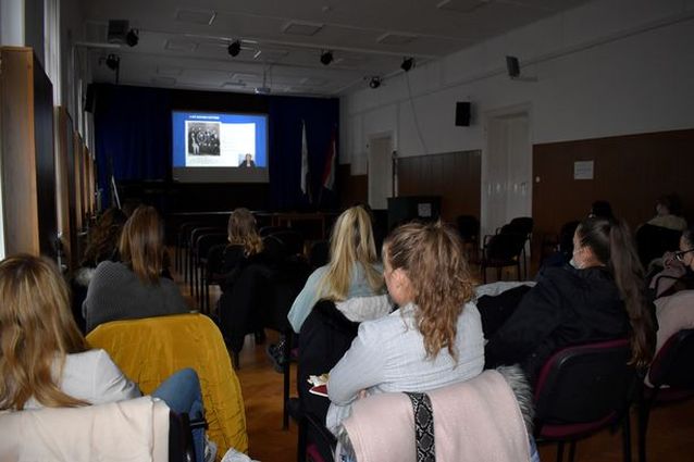 Online konferencia.