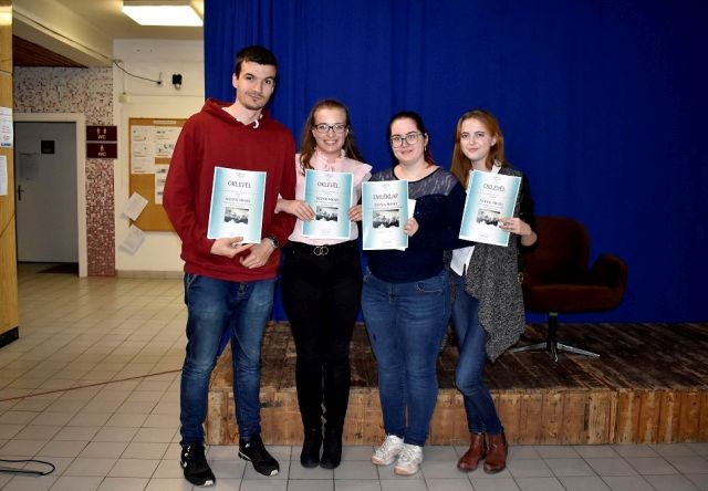 A mesemondó versenyen résztvevő hallgatók.
